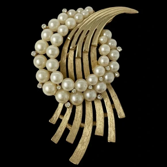 Vintage 60’s Crown Trifari Faux Pearl Wave Gold Tone Brooch Pin