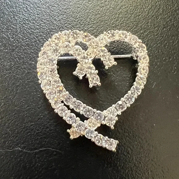 Vintage Rhinestone Heart Bow Brooch Silver Tone Sparkly Classic‎ Glam
