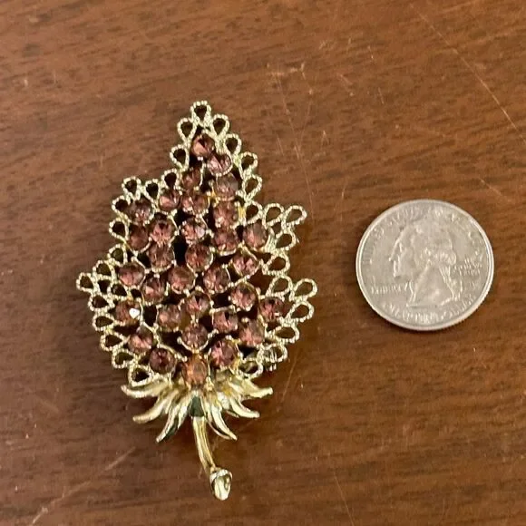 Vintage brooch single leaf amber rhinestones. Pin back, good toned, amazing