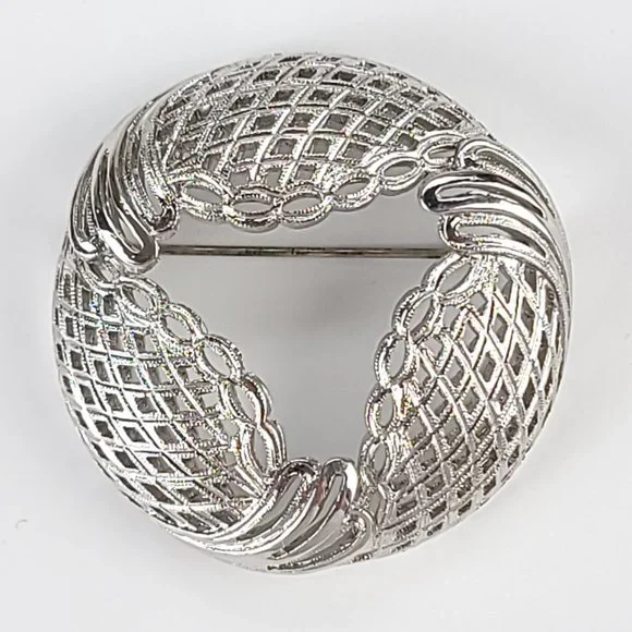 Vintage‎ Monet Silver Tone Lattice Openwork Circle Brooch Pin Wreath Geometric