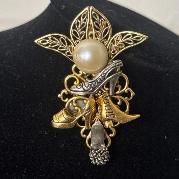 Vintage Gold-Tone‎ Shoe Heel Brooch Faux Pearl Filigree Leaf Damascene