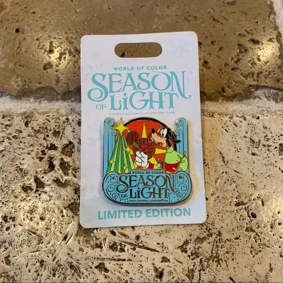 Disneyland World of Color Season Light Pin Goofy Lights Limited Edition