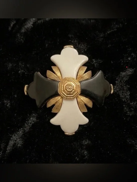 #284 Vintage Lisner Maltese Cross Brooch Pin