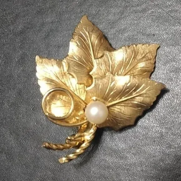 Vintage gold tone layered leaf brooch