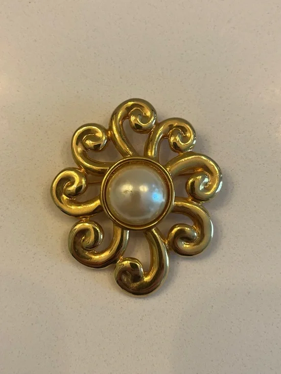 Gold Tone Swirl Brooch with Center faux Pearl