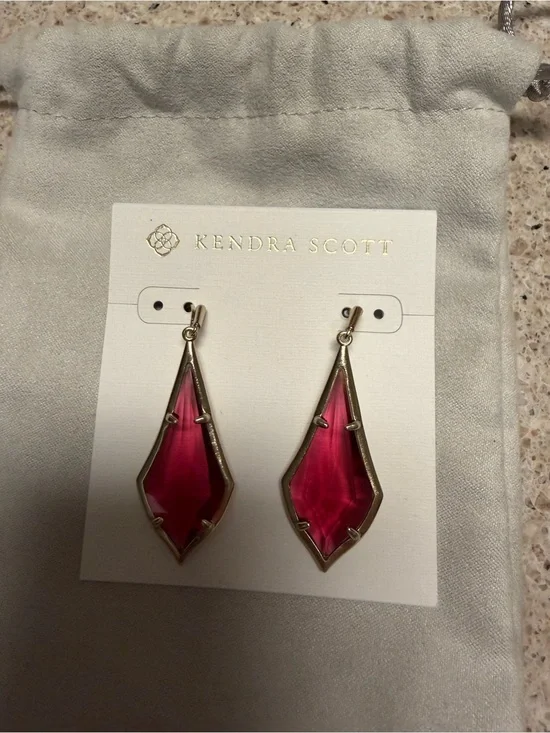 Kendra Scott Fuchsia Kite Drop Earrings in Gold-Tone
