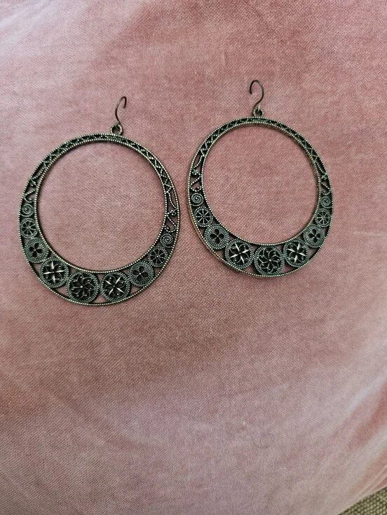 Round earrings, black and gold tone