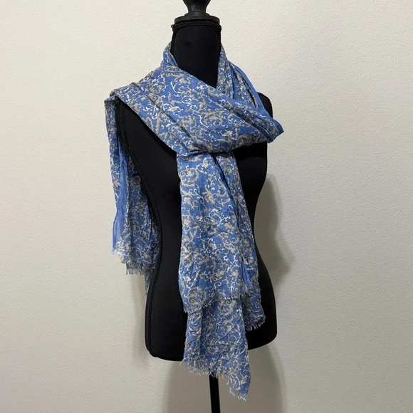 NWOT Banana Republic Blue and Cream accent  Scarf