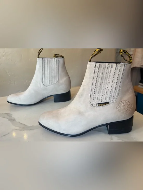 Linea de Oro men boots size 8 very light gray color