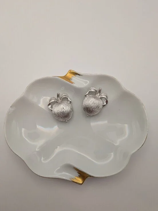 Vintage Sarah Coventry Silver Toned Apple Textured Clip On Earrings