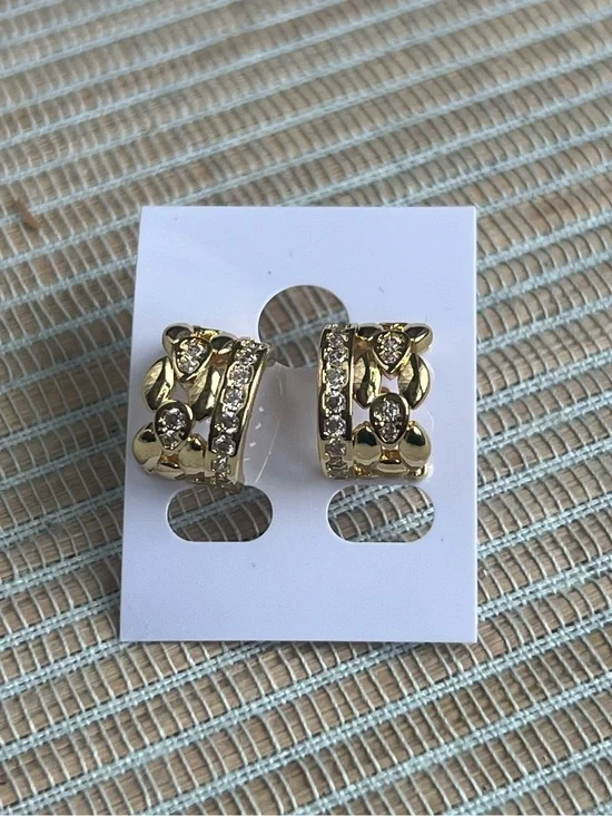 ⭐️- gold crystal accent barrel stud Earrings