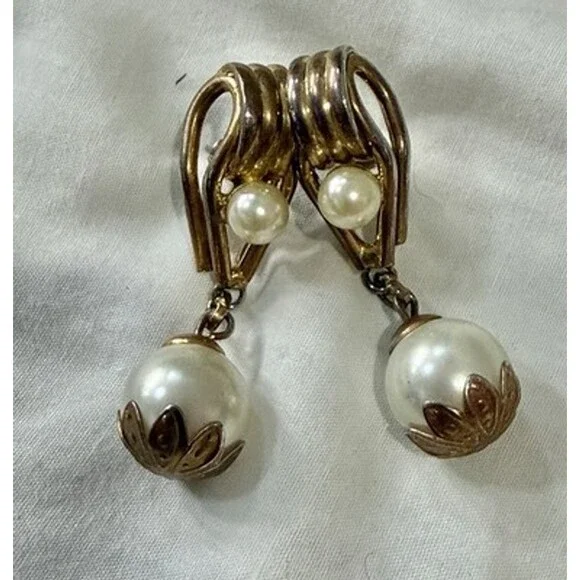 VINTAGE FAUX PEARL GOLD TONE DANGLING EARRINGS