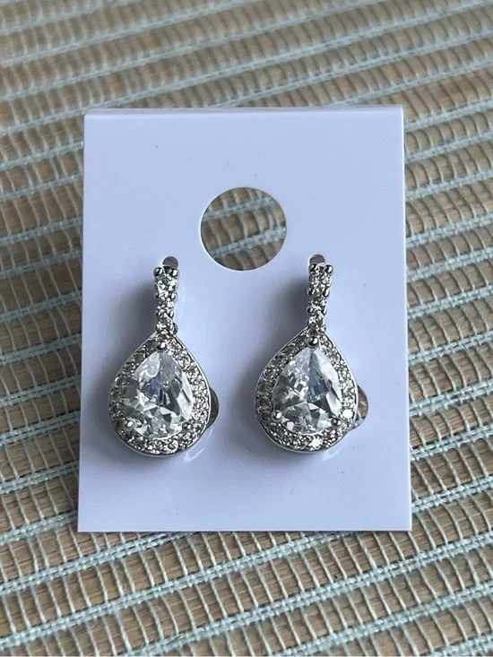 ⭐️- all white gold Teardrop Crystal Drop stud  Earrings with pavé accents