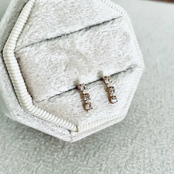 Mini dangle earrings