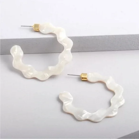 Squiggle white marble hoops
