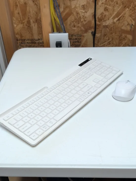 Compact Wireless Keyboard/ Mouse  SK60-3 — White. (95)