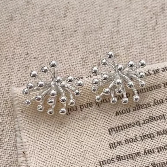 Dainty Silver Starburst Earrings – Modern Sculptural Studs