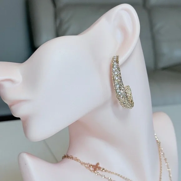 ⚜️ Elegant Gold and Clear Gems Textured Earrings