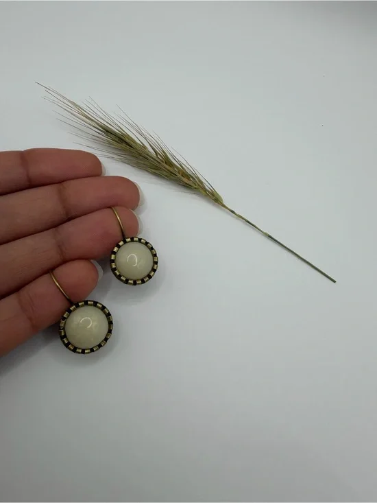 Vintage-Style cream Glass resin Drop Earrings