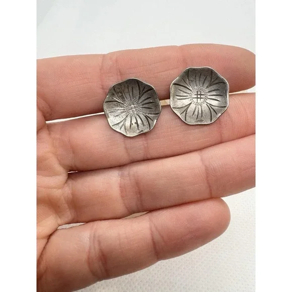 Vintage Sterling Silver Floral‎ Screw Back Earrings Hand Engraved 925 3.7g Domed