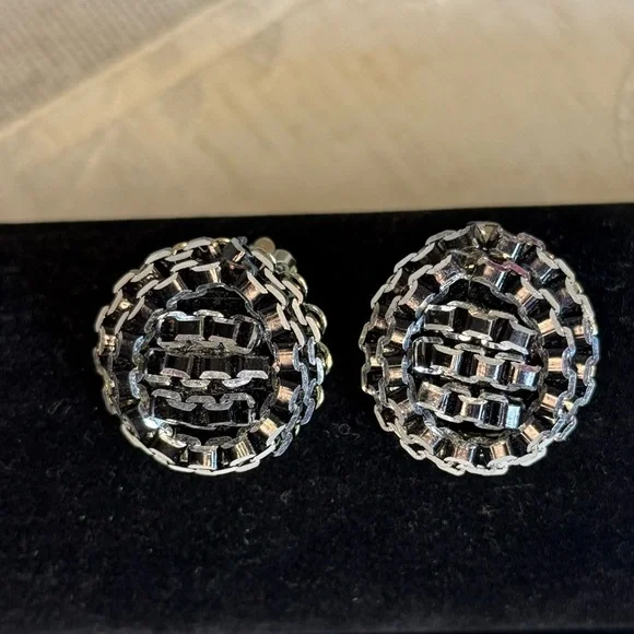 Vintage Marvella Round Silvertone Chain-link Textured Dome‎ Clip On Earrings 1