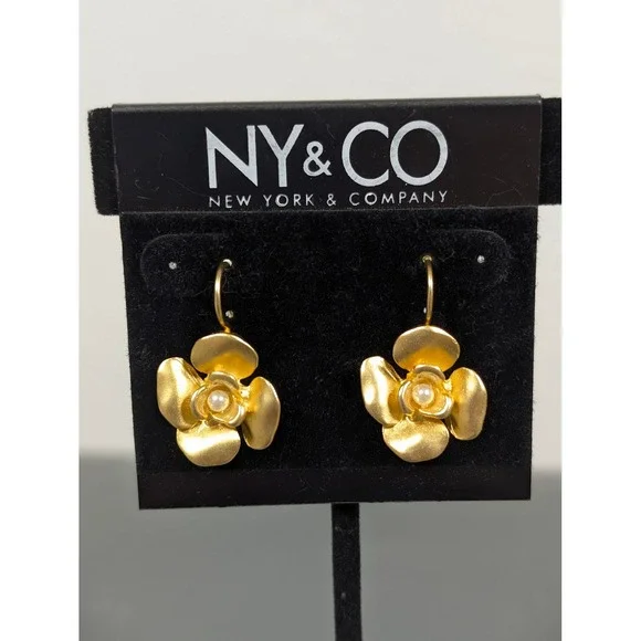 NY & Co Matte Gold Tone Flower Drop Earrings Faux Pearl Pierced‎ Hook Dangle