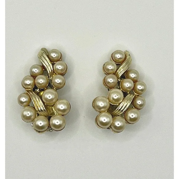 Claudette Faux Pearl Clip On Earrings Womens OS Gold Cream Excellent Vintage