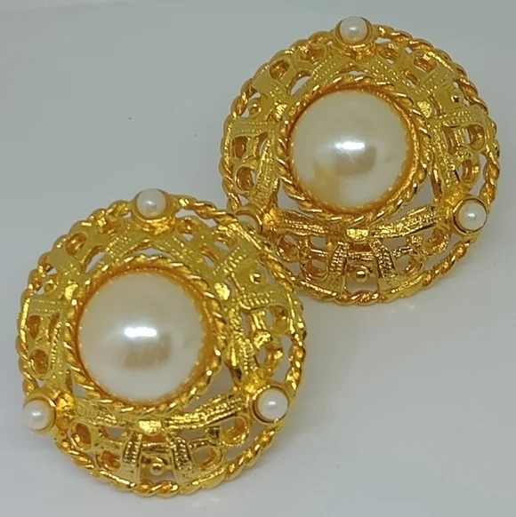 * vintage Ivana Trump gold tone faux pearl clip on earrings