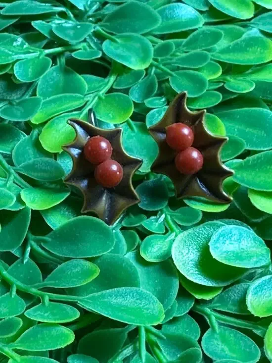 1950’s VTG Holly SCREWBACK festive earrings