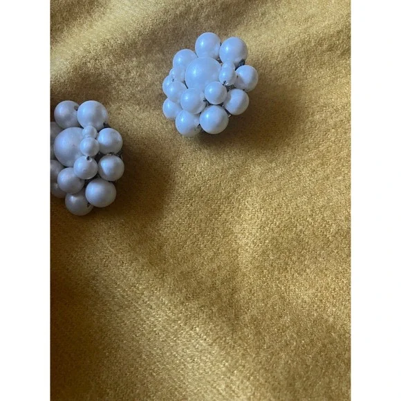 White graduated size‎ Faux Pearl Circle Cluster Earrings Clip On