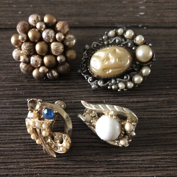 Vintage single clip on earrings 4 ct.