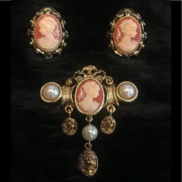 3 piece  CAMEO VINTAGE‎ SET Brooch and Earring  Set of 3