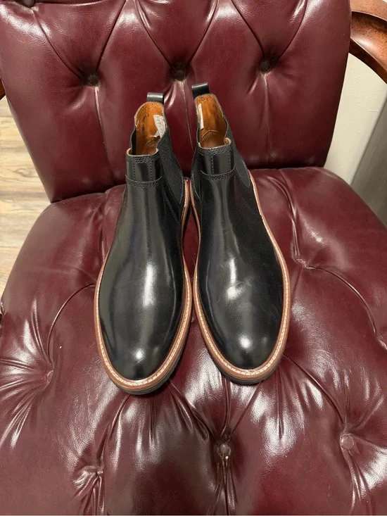 Johnston & Murphy Black Leather Chukka Boots with Brown Welt