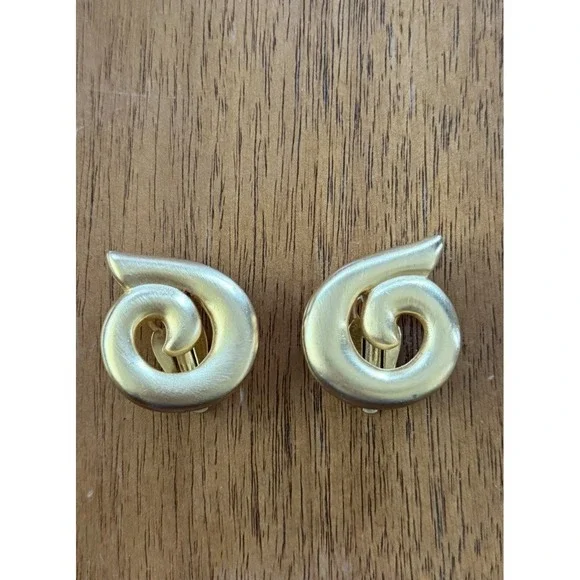 Vintage‎ Givenchy Signed Matte Gold Tone Chunky Clip On Earrings Swirl Rare
