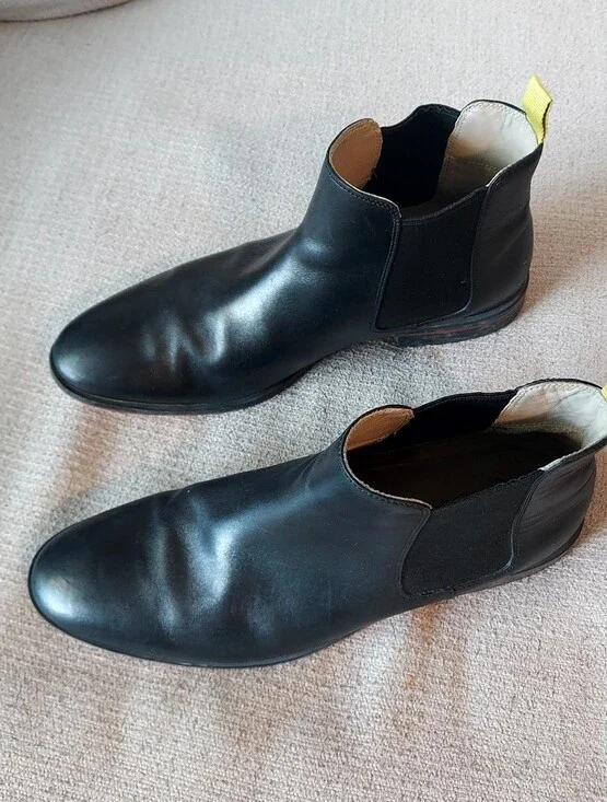 Clarks Men's Black Leather Casual Chelsea Boots with Yellow Heel Tab Sz-US 11