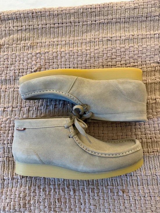 Clarks Men’s Pale Gray Suede Chukka Boots with Gum Sole