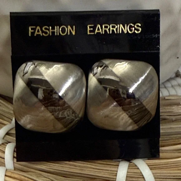 New NWT Fashion‎ Silver Tone Geometric Stud Earrings
