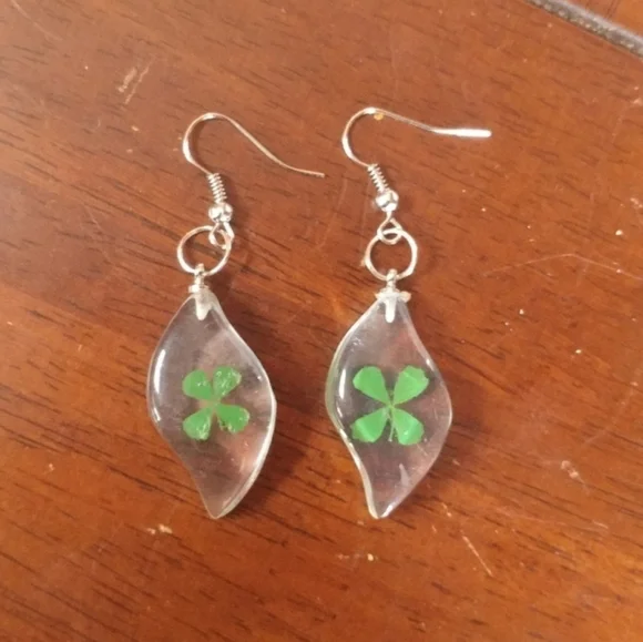 ❤️10/$20 New Shamrock Elegant Silver and Green Leaf Earrings