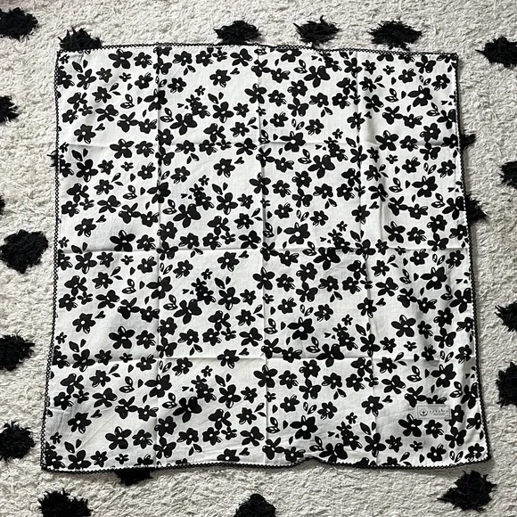 Floral Black and White Scarf No brand 27x27