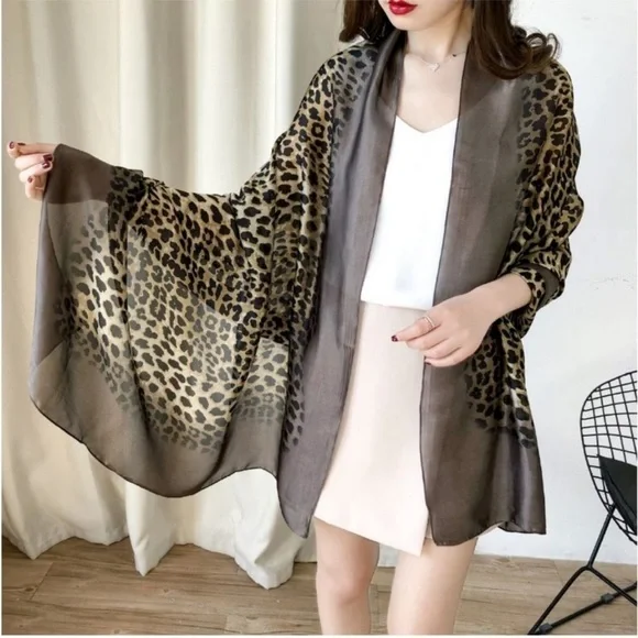 GORGEOUS LEOPARD PRINT SCARF WRAP NWT