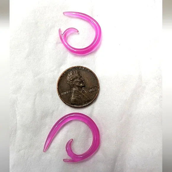 8g 1 pair of very unique Pink plastic 8g gauged spirals