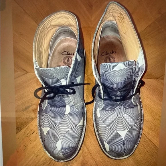 Clarks Men's Navy/ White Geometric Patterned Leather Chuka Shoe Boots Size 7.5