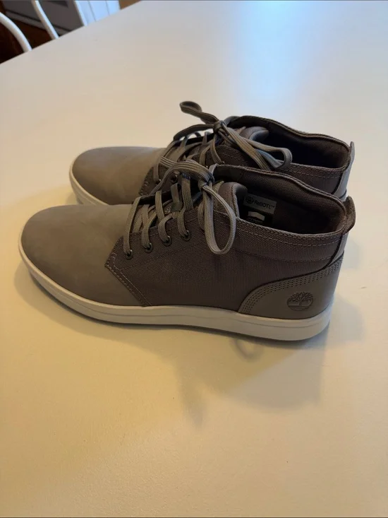 Timberland Men's Grey Chukka Boots with White Sole Sz 11.  New. Tub4