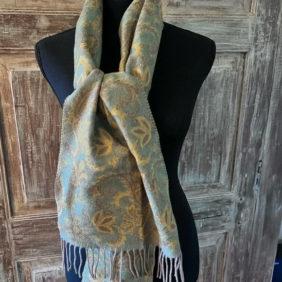 Elegant Paisley Scarf with Fringe