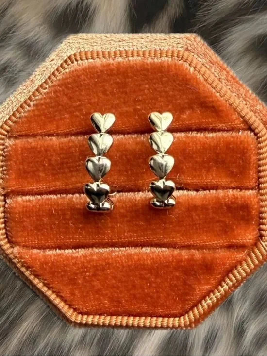 Avon Endless Hearts Earrings