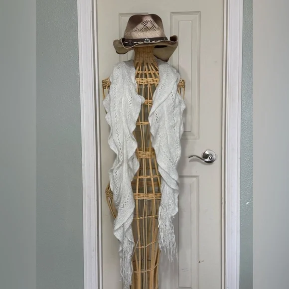 Elegant White Knit Scarf with Fringe