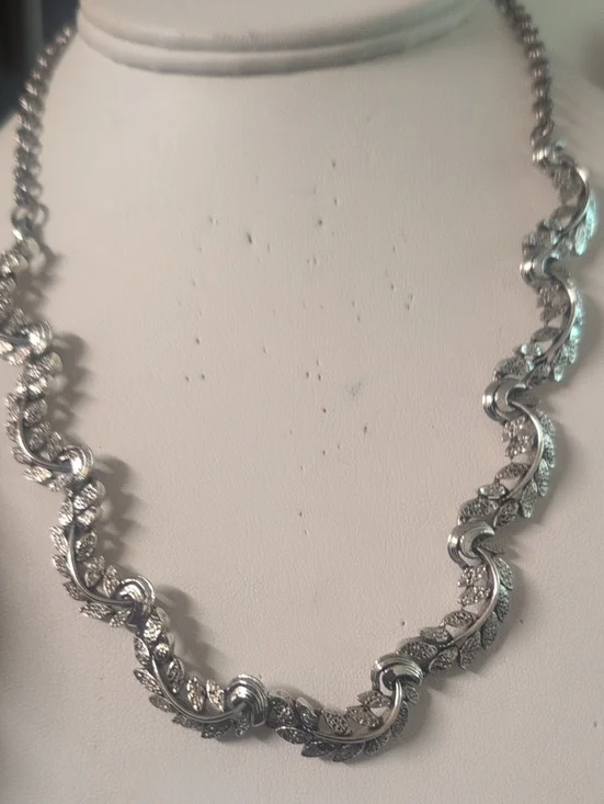 VTG  Coro Diamond Cut Leaf Print Silver Tone Necklace