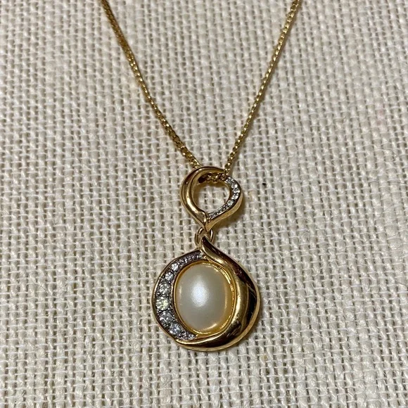 Vintage Trifari Gold crystal and Pearl Pendant Necklace
