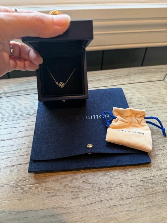 Louis Vuitton Idylle Blossom Pendant white gold and diamond