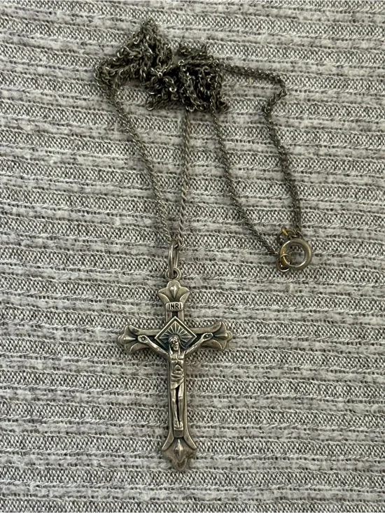 Catholic theme silver tone crucifix necklace w Jesus on cross